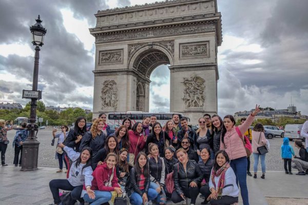 tour a europa para jovenes verano en europa francia paris louvre torre eiffel sagrado corazon moulin rouge notre dame palacio de versalles (3)